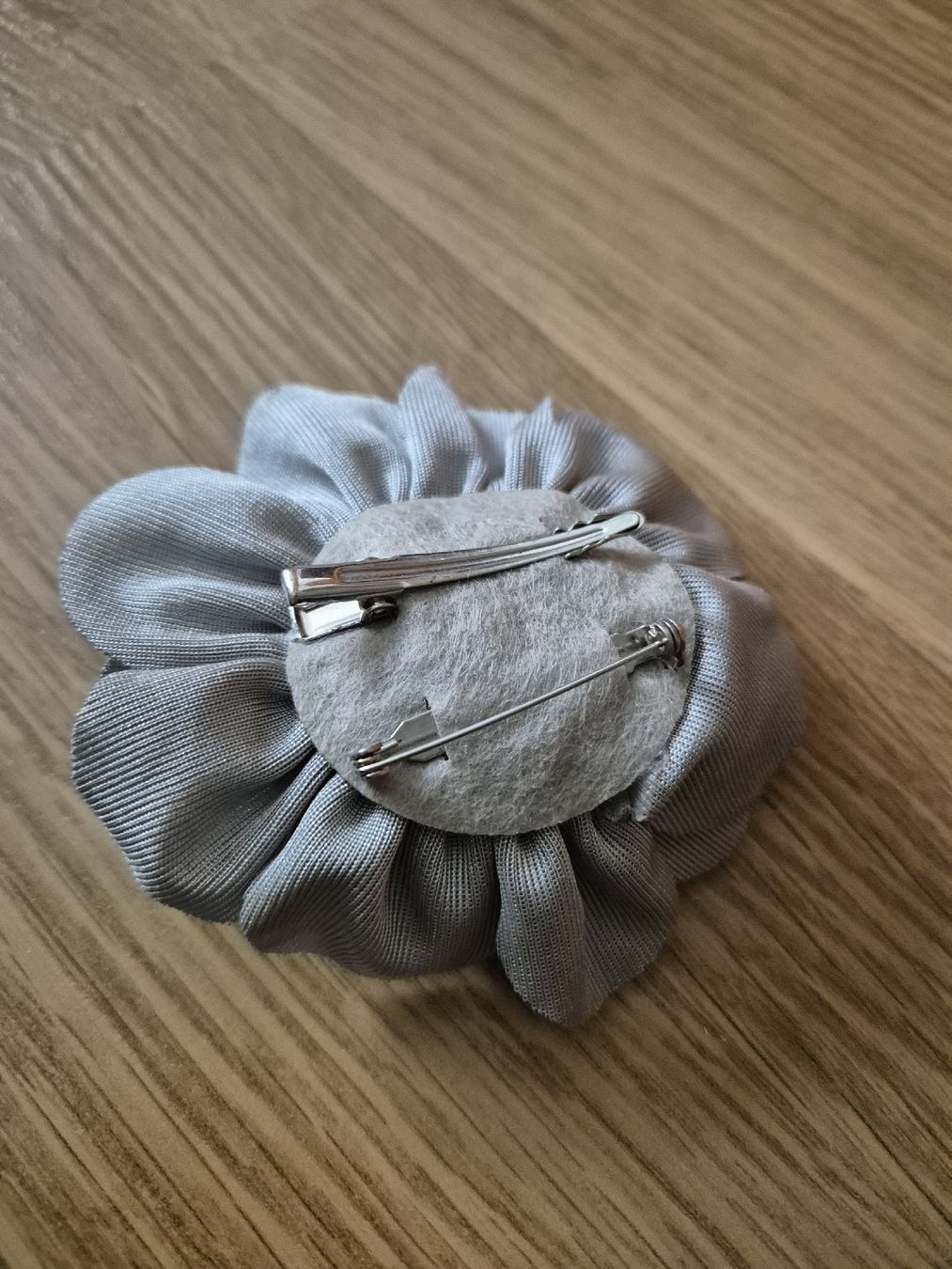 Accessori per capelli: Stoffblume Anstecker Brosche grau silber  Haarschmuck – Usato da Langenthal venduto da Polarisstern 1