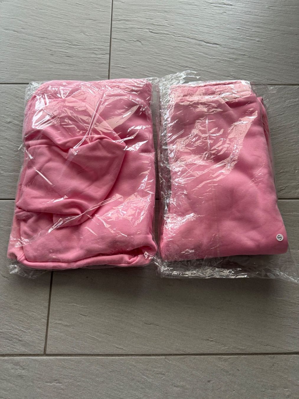 Lotti di vestiti: Jogging-Set Damen (2-teiligs) Gr. S – Nuovo e nell'imballaggio originale da Rorbas venduto da binajas 2