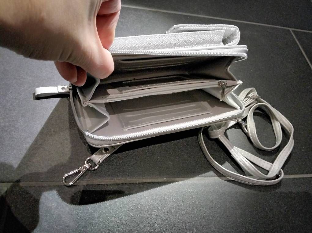 Taschen für Damen: Silbernen Handtasche mit Tragegurt – Gebraucht aus Rüti ZH von MartinaWolf 2