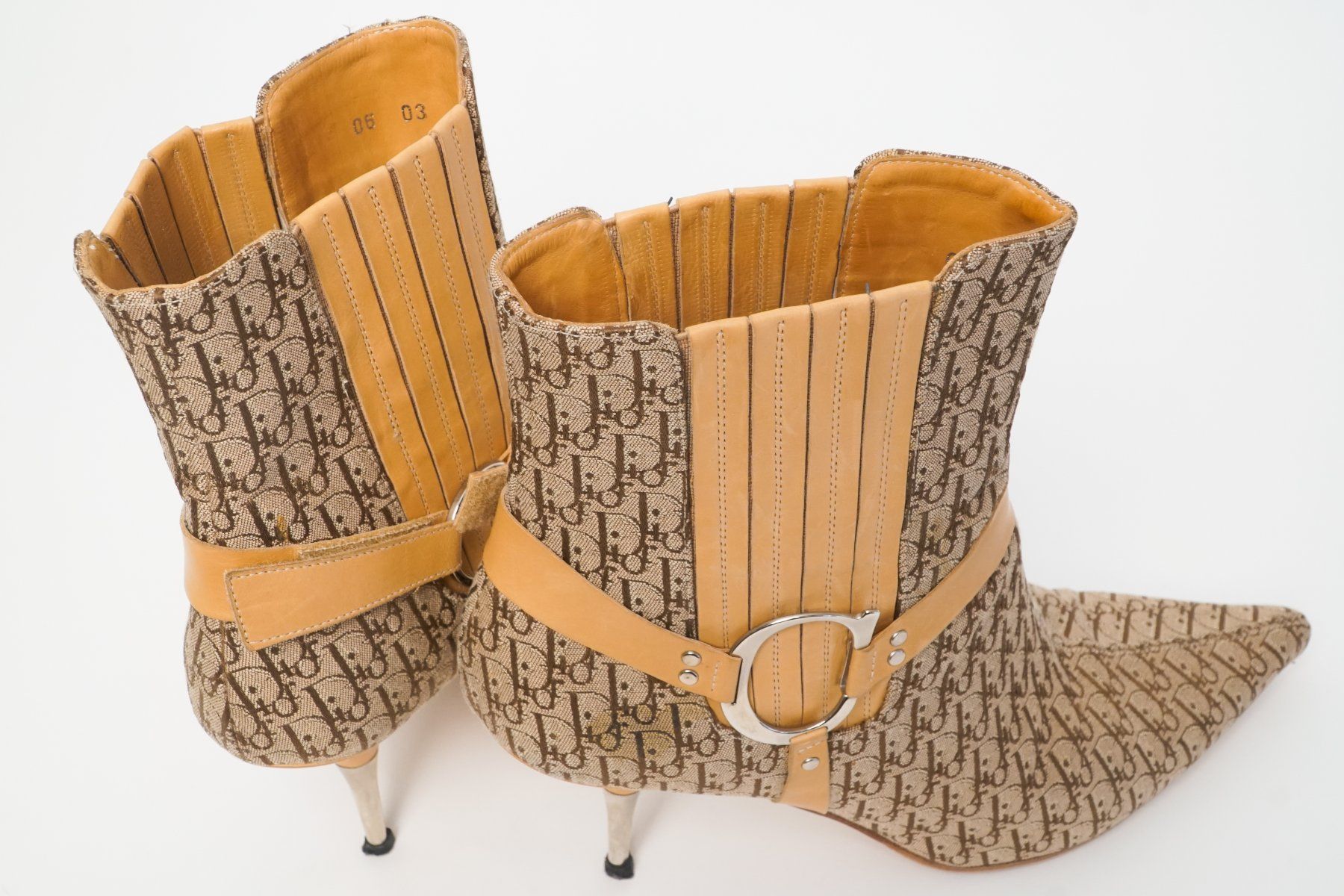 Dior Damenschuhe: Bottines Christian Dior Toile monogrammée & cuir – Gebraucht aus Bogis-Bossey von VNT-GE.ch