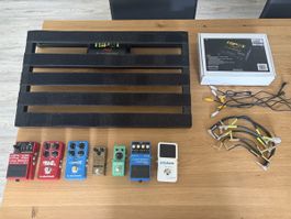 Pedalboard mit Netzteil und Pedals
