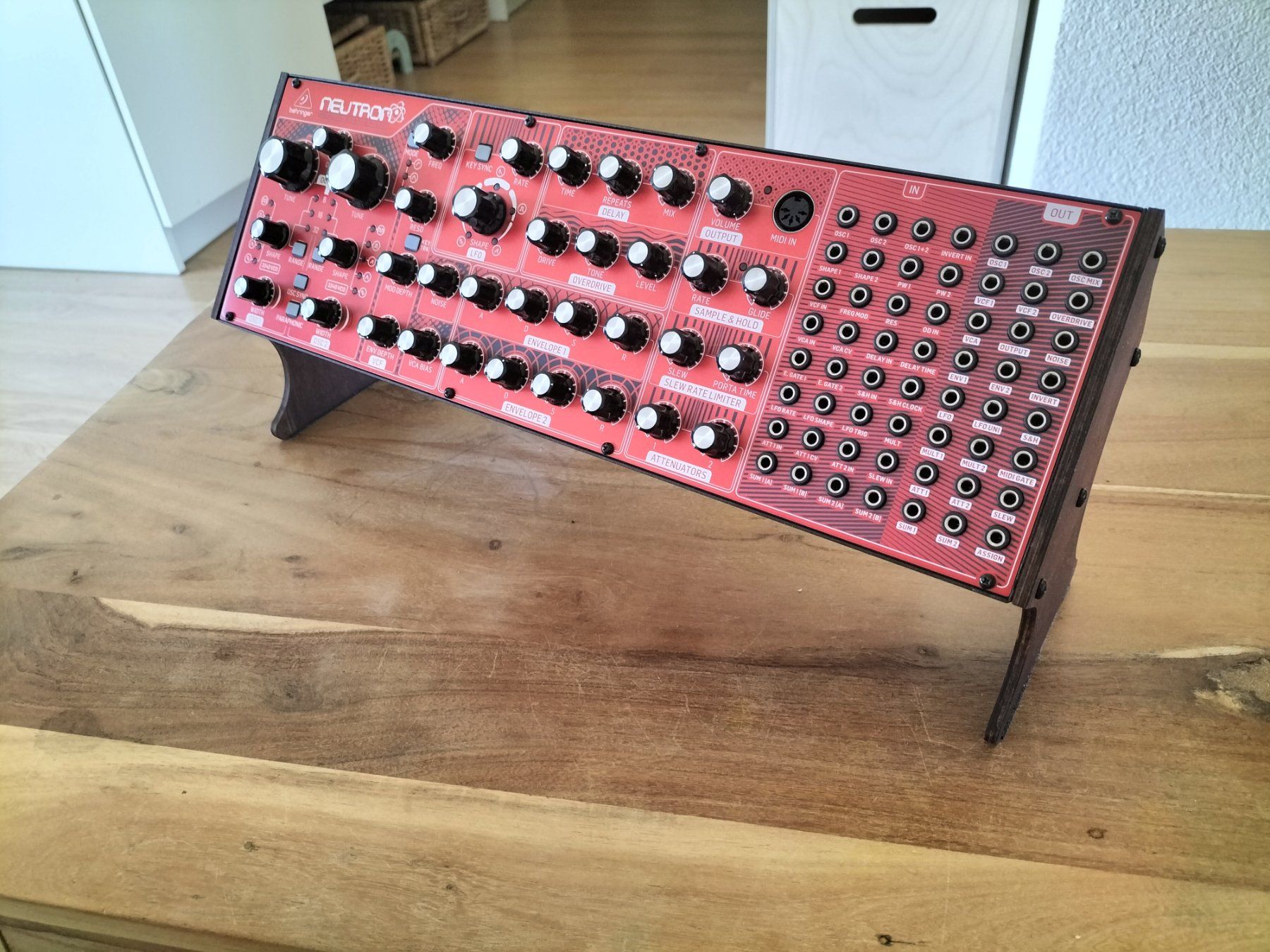 Behringer Strumenti musicali: Synthesizer Behringer Neutron analog – Usato da Olten venduto da LarryRampage 3