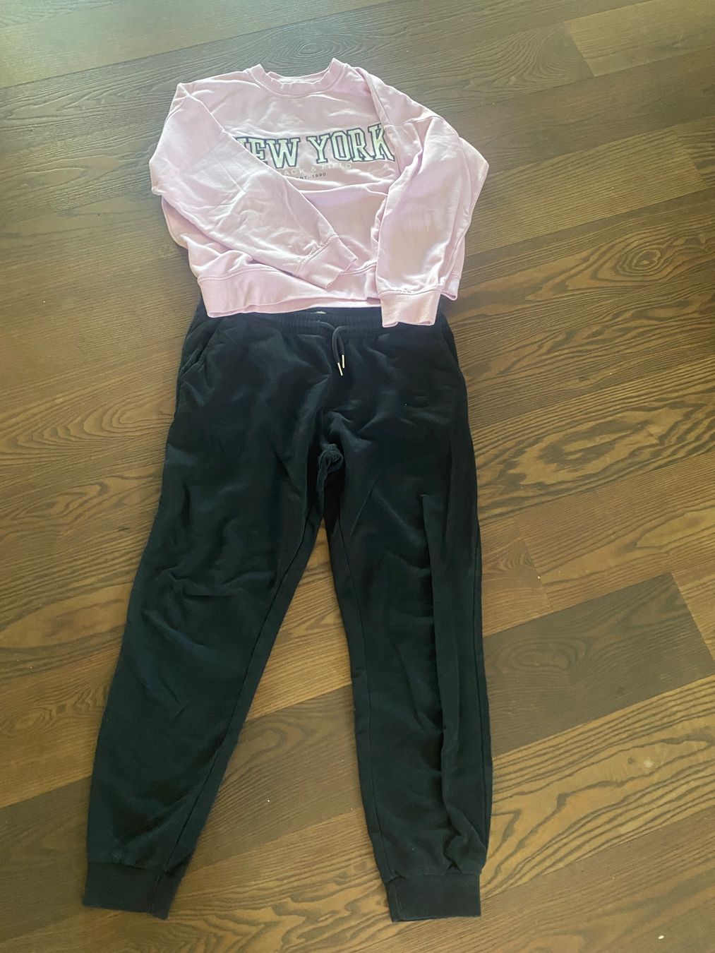 C&A Lotti di vestiti: Set, Jogginghose mit Sweatshirt – Usato da Dielsdorf venduto da sissy04