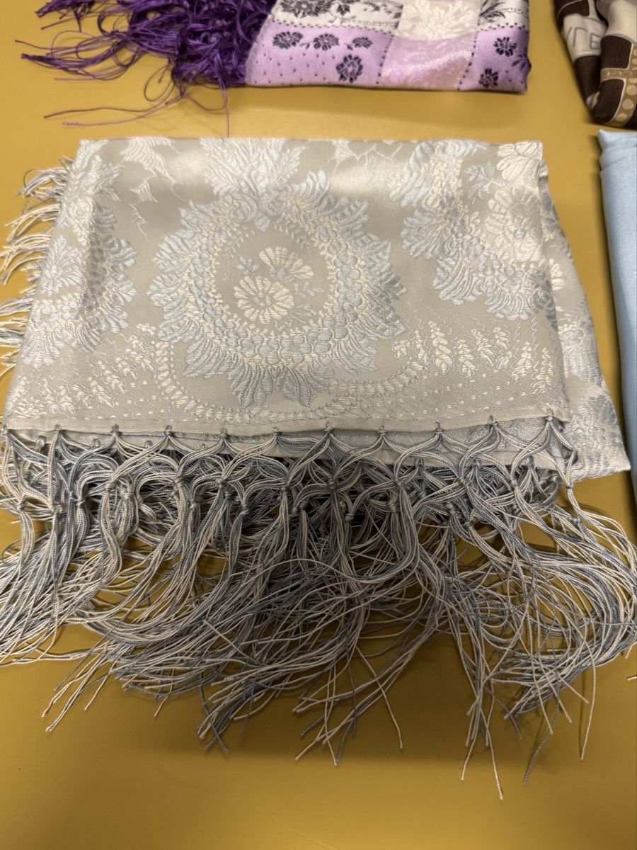 Foulard & Sciarpe: Vier verschiedene Tücher – Usato da Schlieren venduto da Freundlich02 2