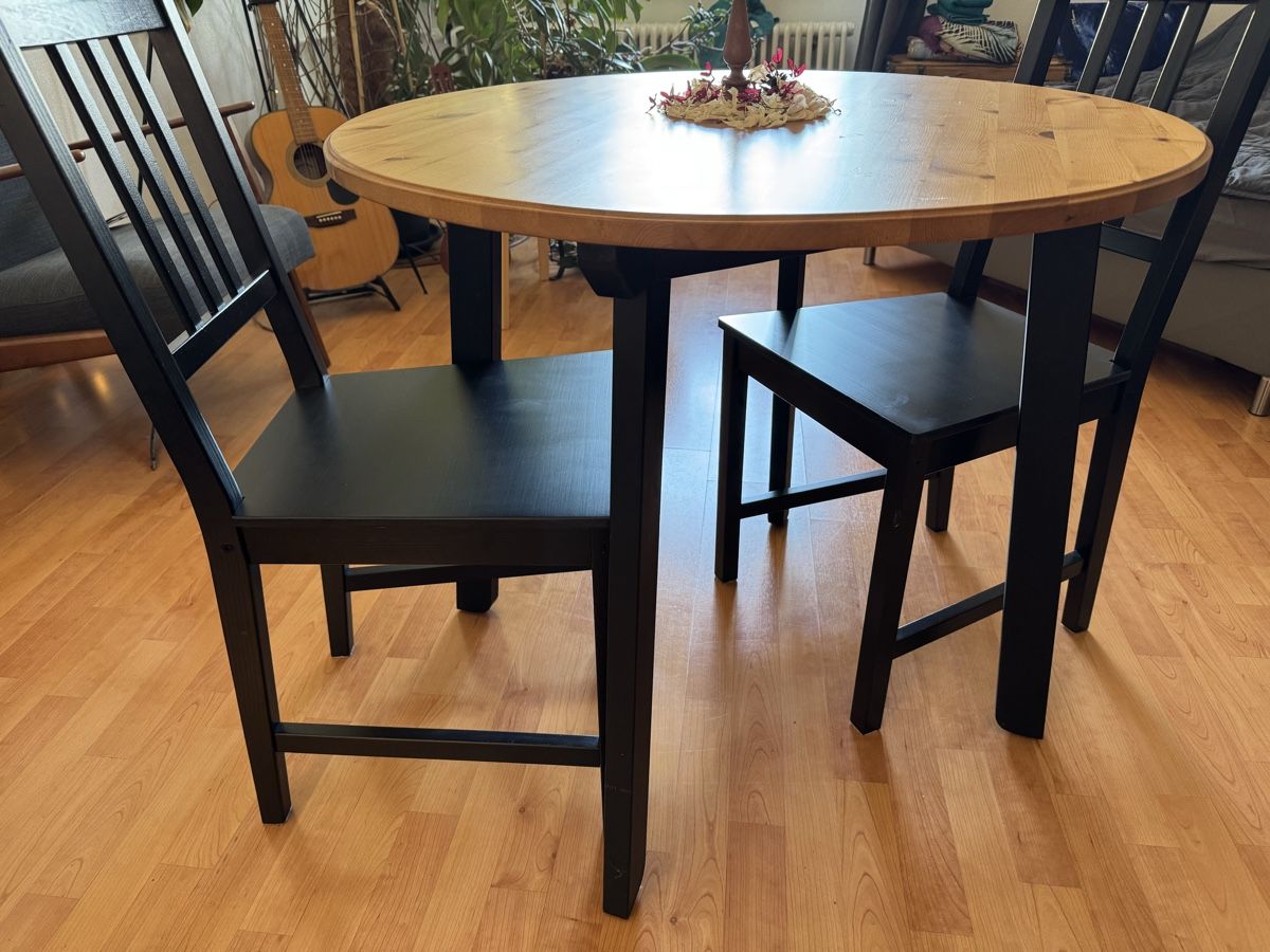 Set di tavolo e panche: Ensemble table ronde bois clair + 2 chaises noires – Usato da Nyon venduto da tingloo 3