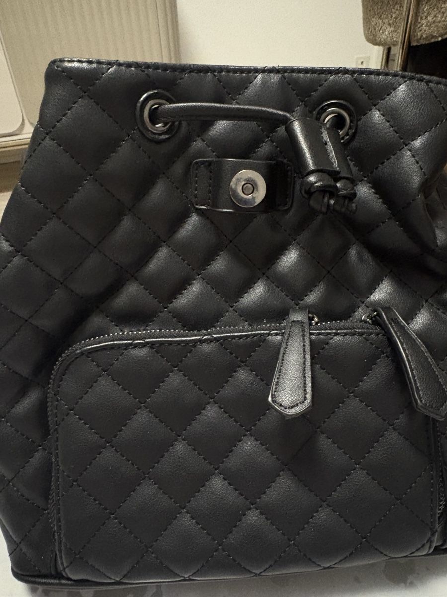 Zaini: Schwarzer Rucksack gesteppt guter Zustand – Usato da Goldach venduto da ale_d56d 1