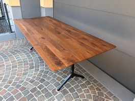 Beizentisch mit Horgenglarus Gusseisenfüssen