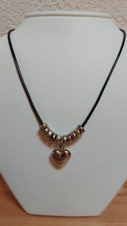 Très joli collier cœur gravé, neuf liquidation boutique