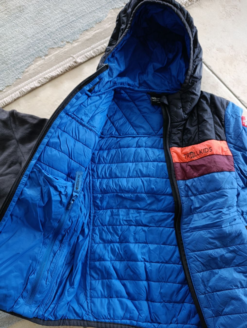Lotti di vestiti: LOT 2 PULLS + VESTE DOUDOUNE 6-7ANS – Usato da Sierre venduto da shirley04 5