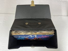 Schallplatten, Koffer mit kleiner (12) Single-Schallplatten