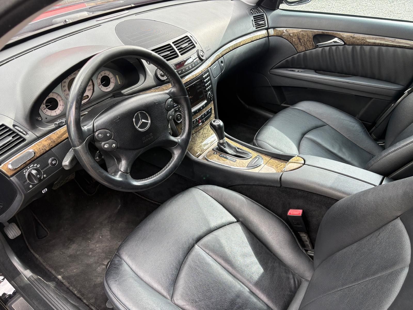 Mercedes-Benz Automobili: Schwarzer Mercedes-Benz E 280 – Usato da Visp venduto da mbb_xs75 6