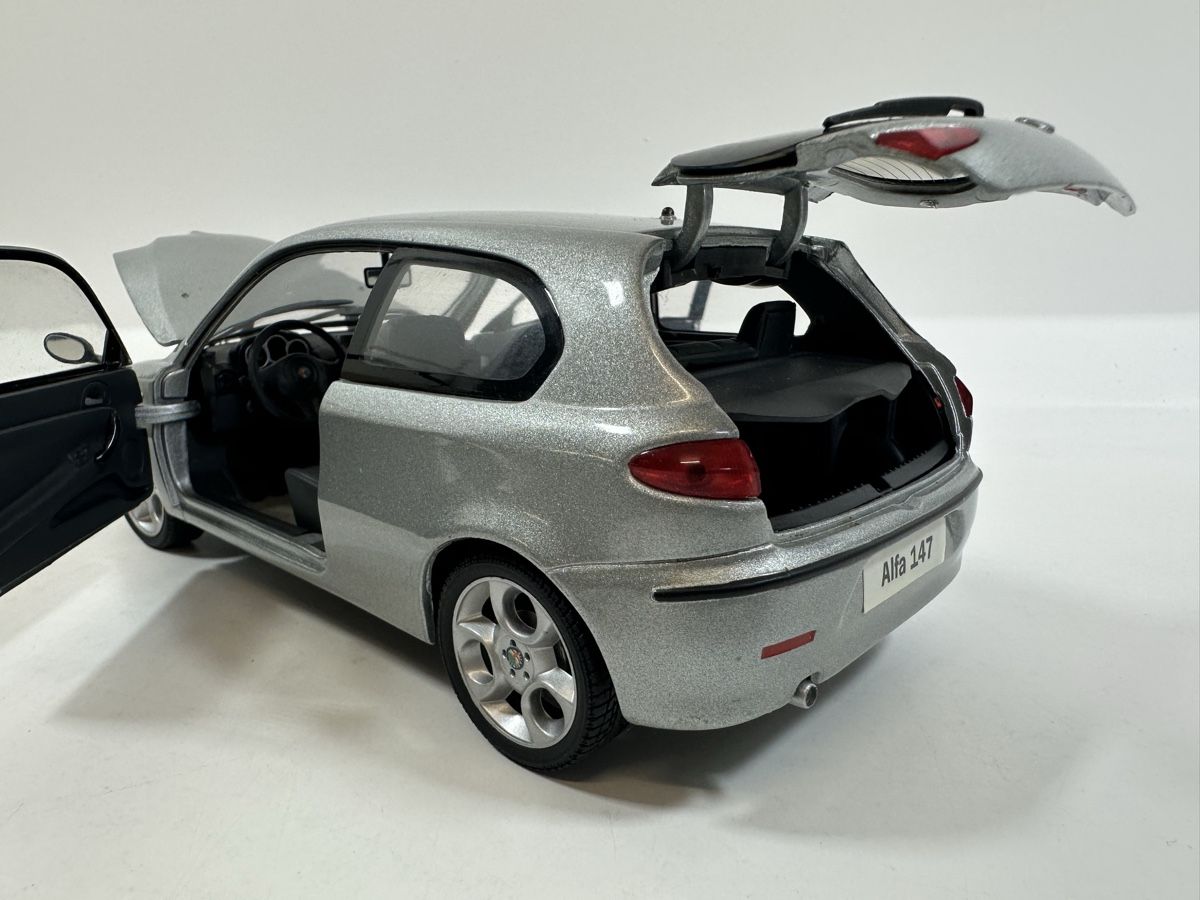 Alfa Romeo Modellini d'auto: Alfa Romeo 147 1:18, silber, RICKO – Usato da Zofingen venduto da rf9_x2xt 6