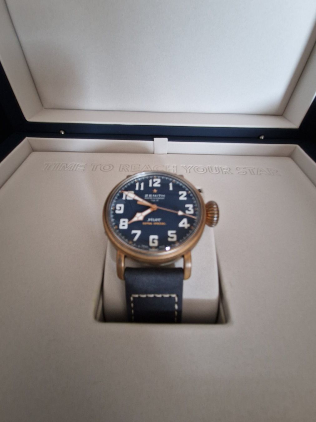 Zenith Montres: NEU ZENITH "PILOT TYPE 20 EXTRA SPECIAL" 07.2026 NP 7'400CHF – Neuf avec emballage d'origine à Neftenbach par Taschen-Uhren 5