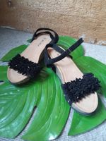 Schwarze Keilsandalen mit Blumen Gr. 40