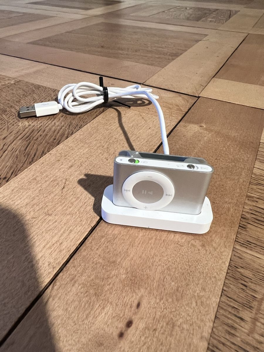 Apple Tragbarer Mediaplayer: Apple iPod Shuffle 2. Generation silber mit Dockingstation – Gebraucht aus Zürich von V_LBrothers