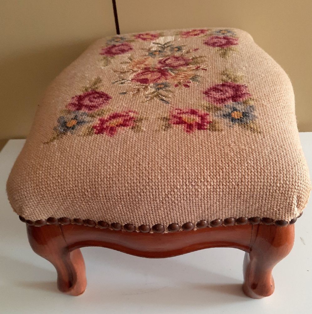 Sgabelli: Handgestickter Fussschemel / Hocker mit Rosenmuster – Usato da Eschenbach venduto da Alicekunst 5