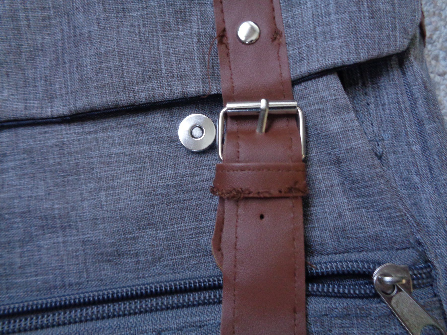 Zaini: Rucksack mit sep. Handytasche – Nuovo e nell'imballaggio originale da Langenbruck venduto da Gumsi 3