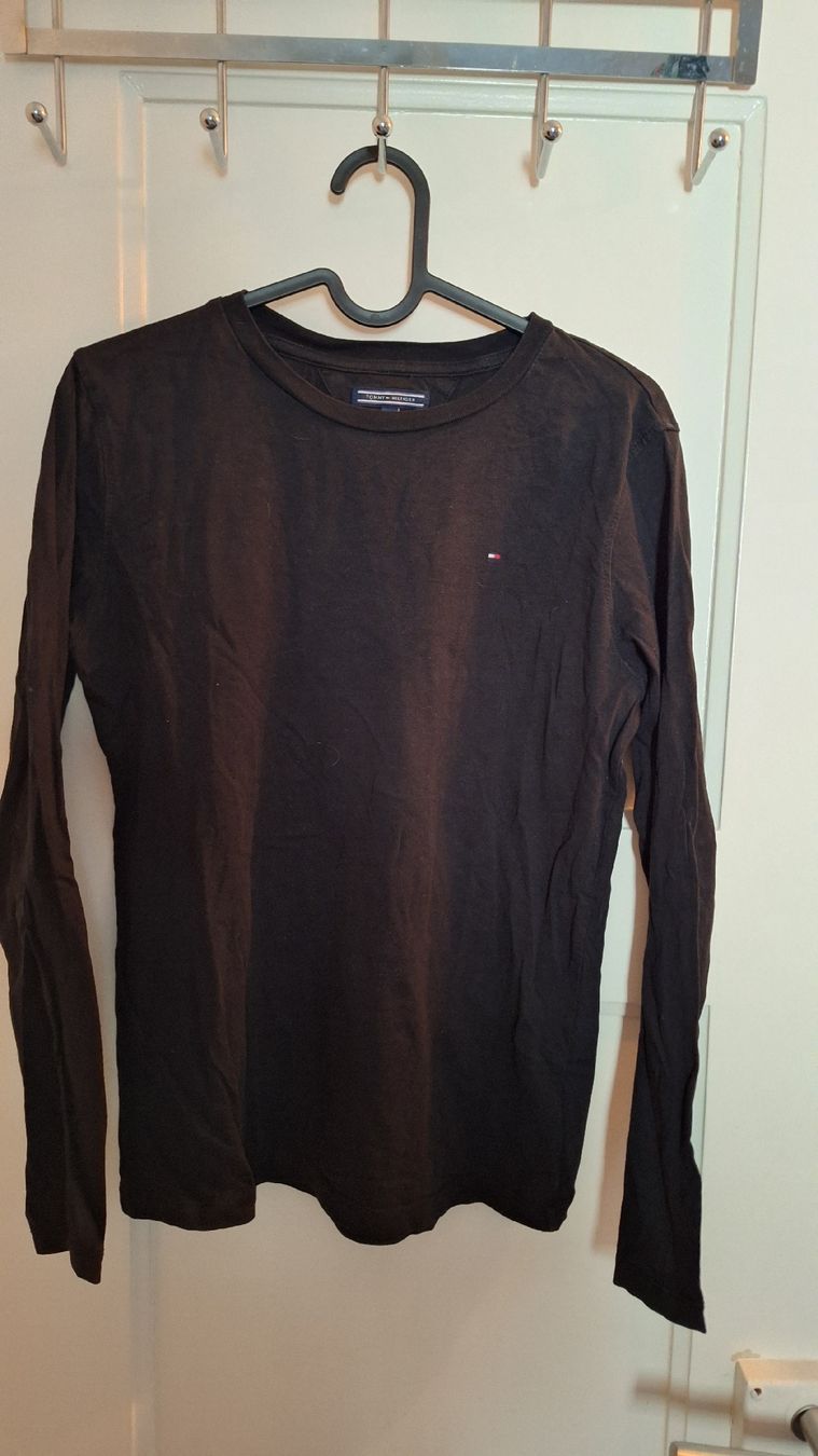 Tommy Hilfiger Hemden, T-Shirts & Polos: Langarmshirt Tommy Hilfiger – Gebraucht aus Winterthur von _lxeah