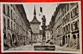 Bern. Kramgasse mit Zeitglockenturm belebt (sehr alt)