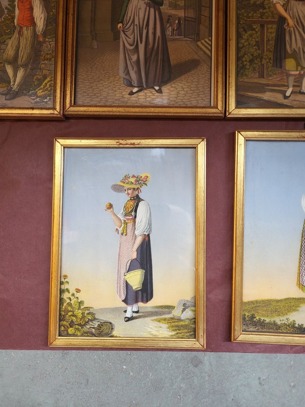 Foto & Immagini: 6 gerahmte Offsetdruck-Bilder verschiedene Trachten – Usato da Diessenhofen venduto da Osio 6