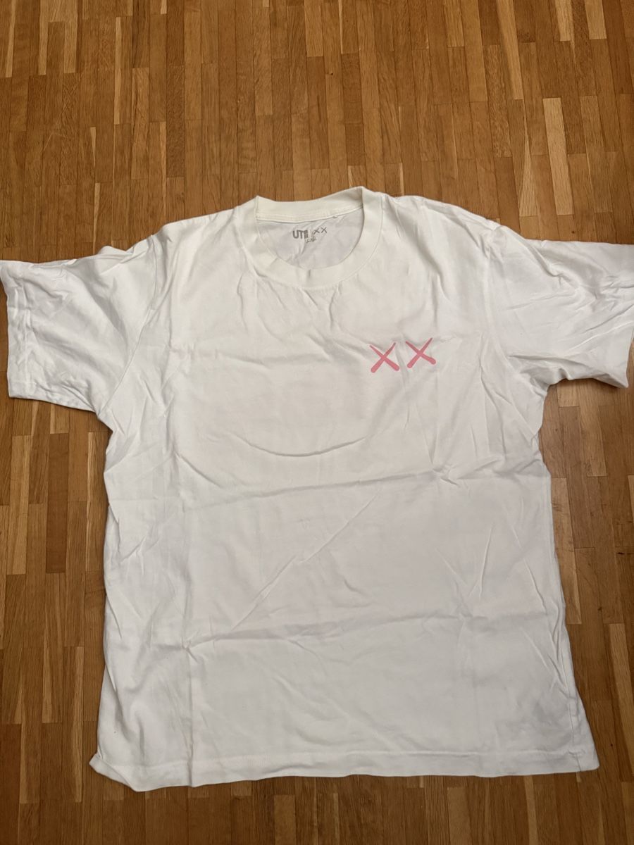 Uniqlo T-shirt: Uniqlo x Kaws Tshirt – Usato da Rütihof venduto da miak2000 1