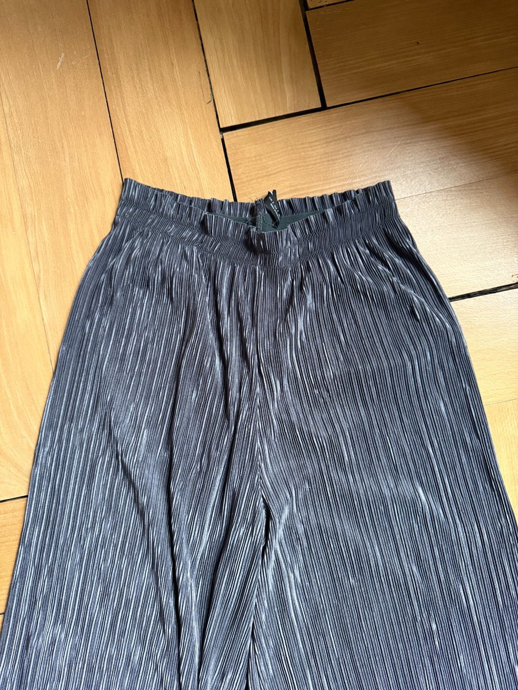 Zara Hosen: ZARA - Plisseehose grau glänzend S – Gebraucht aus Zürich von Diazaio 1