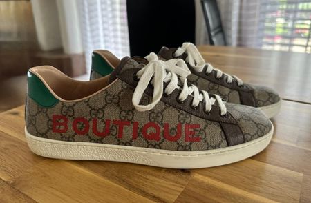 Gucci, GG Ace' Sneakers mit "Boutique"- Print