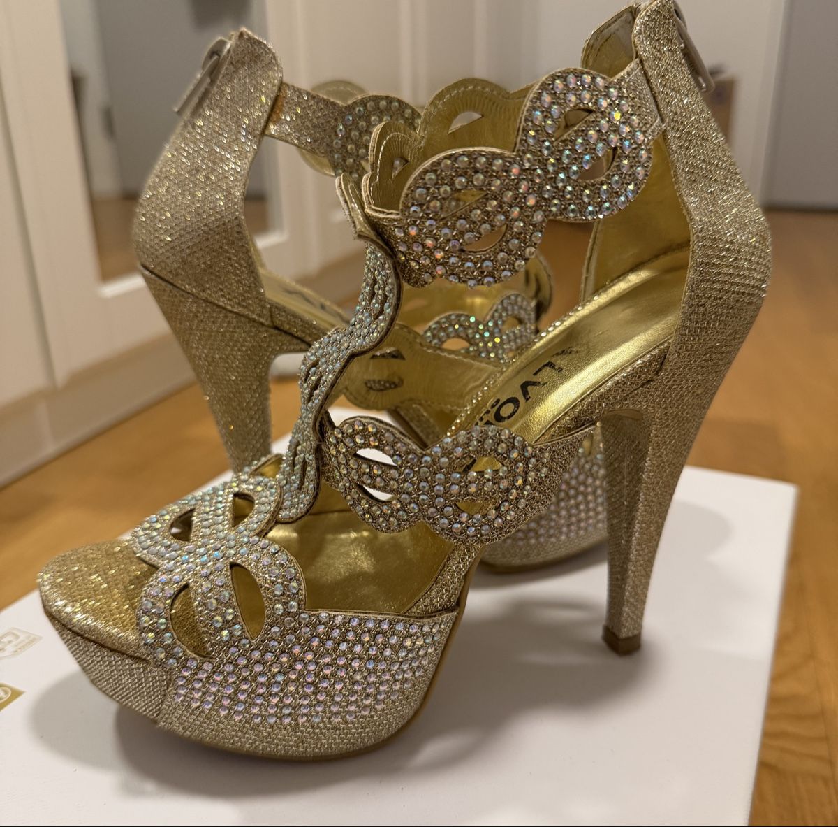 Damenschuhe: Gold Schuhe Grösse 36 – Neu (gemäss Beschreibung) aus Dänikon ZH von tug_m9b6