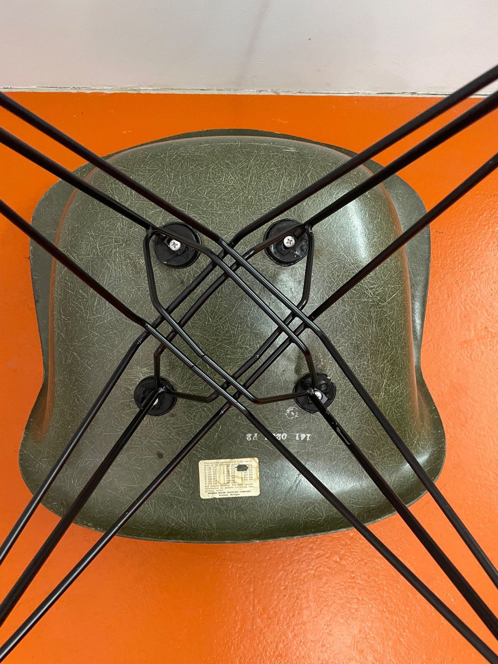 Eames Stühle: Eames Fiberglas Armchair olive green, 1959-1960 – Gebraucht aus ipsach von Latigo 2