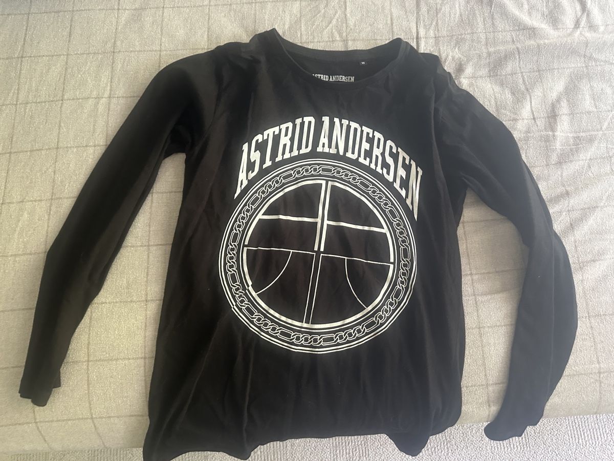 T-shirt: Astrid Andersen Black Long Sleeve Top - M Original – Usato da Gattikon venduto da 386ComicEmpire
