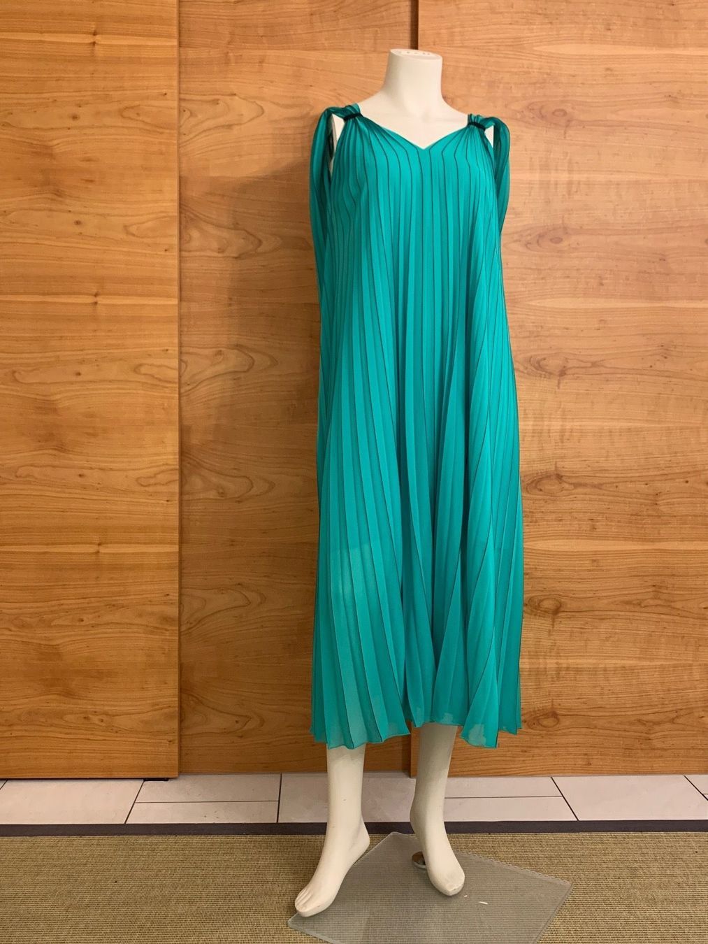 Escada Kleider: Escada Sport Gestreiftes Plissee-Kleid – Neu (gemäss Beschreibung) aus Unterägeri von Jr61