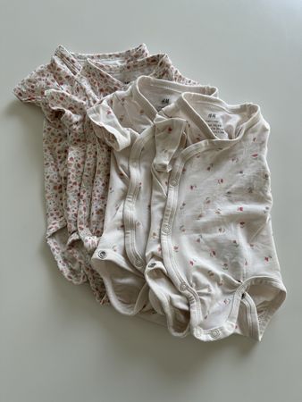 4 Baby Bodys H&M Blumenmuster Grösse 50 ungetragen