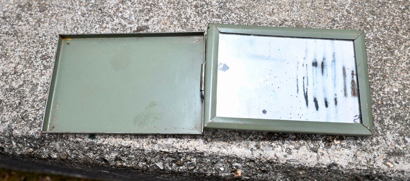 Schweizer Armee Uniformi: alter Taschen- Klappspiegel der Schweizer Armee – Usato da Pfaffhausen venduto da mono_rec 2