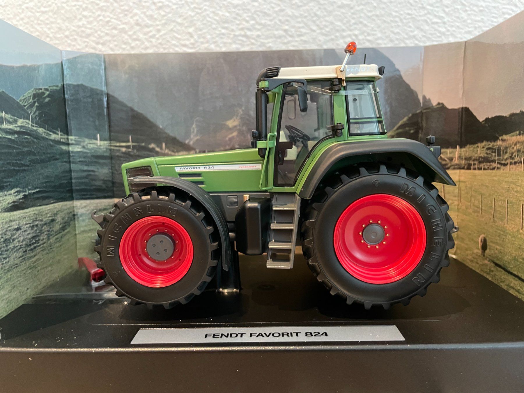 Fendt Trattori: Fendt Favorit 824 – Nuovo e nell'imballaggio originale da Kreuzlingen venduto da Stefan1150