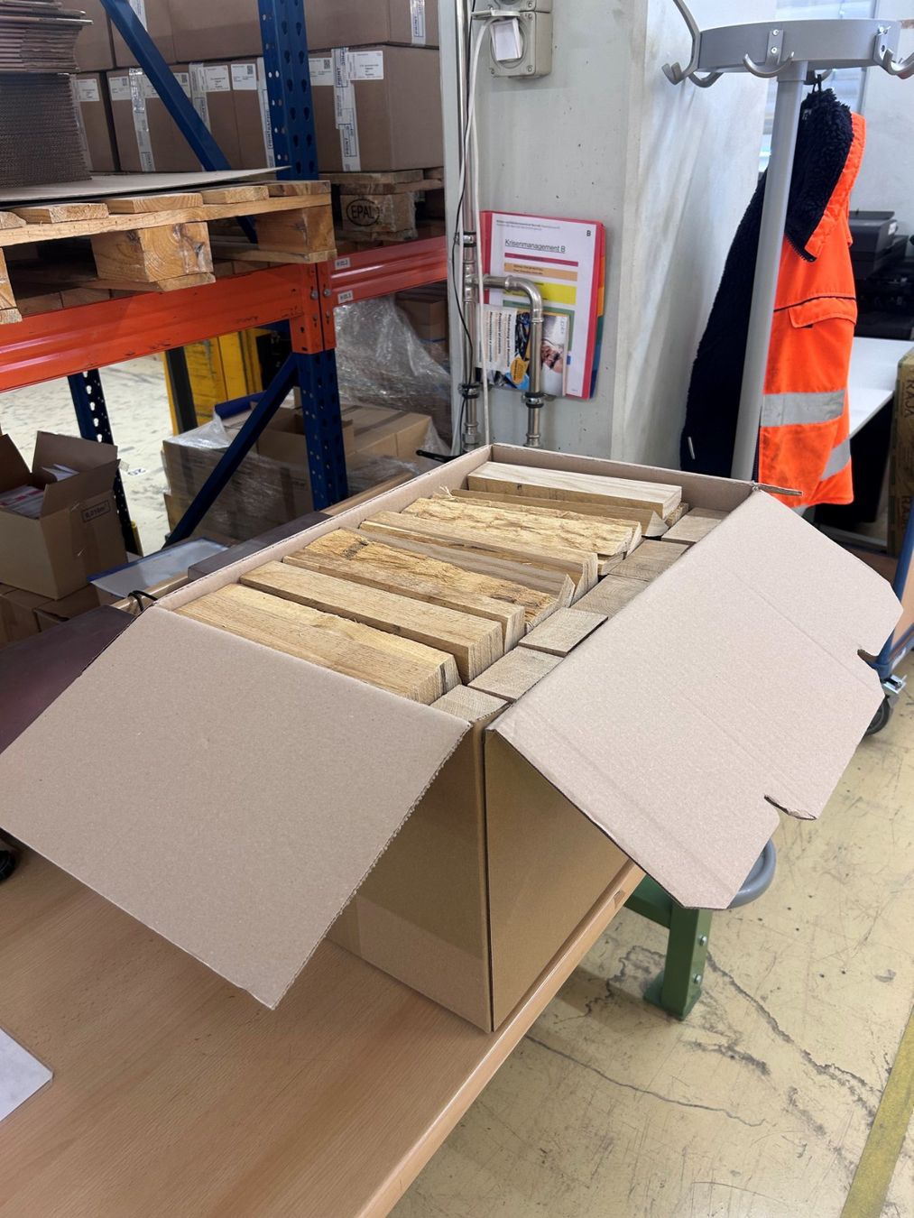Articoli in legno: Chemine- Kaminholz | Eiche | 35kg | im Karton – Nuovo e nell'imballaggio originale da Liebefeld venduto da Betrieb_B