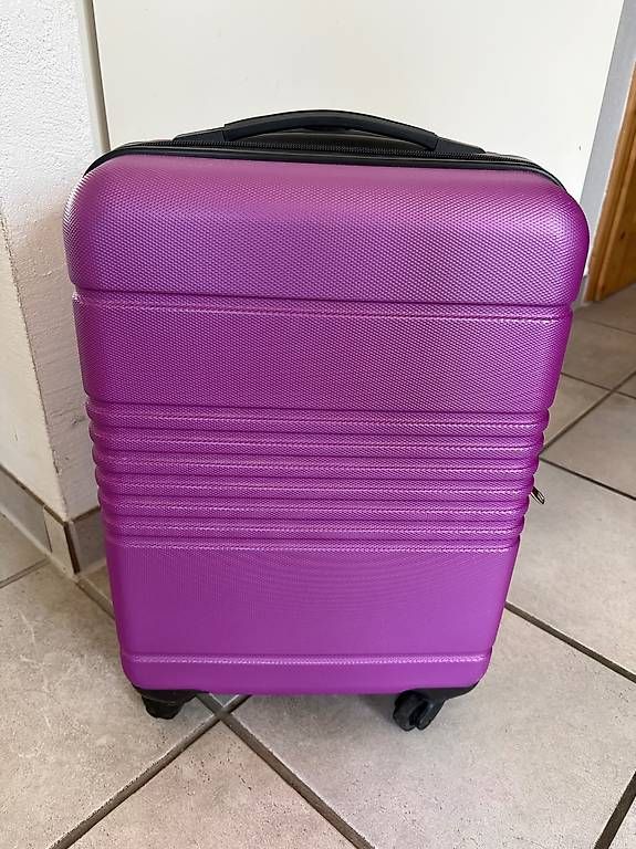 Reisekoffer: Rollkoffer Violett – Gebraucht aus allschwil von sophie141208