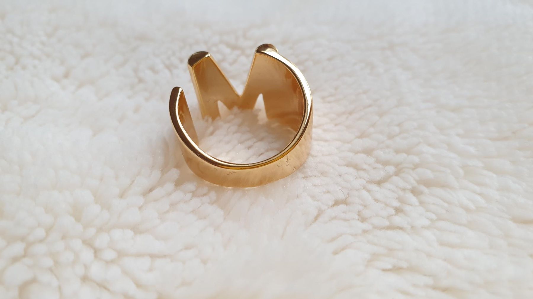 Anelli: Verstellbarer Ring - Buchstabe "M" – Nuovo e nell'imballaggio originale da Würenlos venduto da JRP_71 1