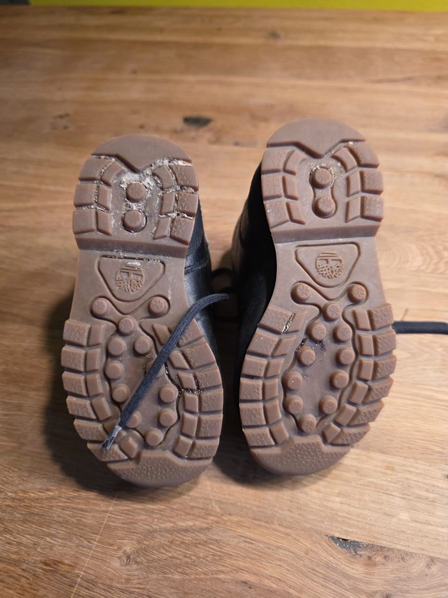 Timberland Scarpe per ragazzi: Robuste Schuhe von Timberland Gr. 25 – Usato da Bonstetten venduto da Visor9 2