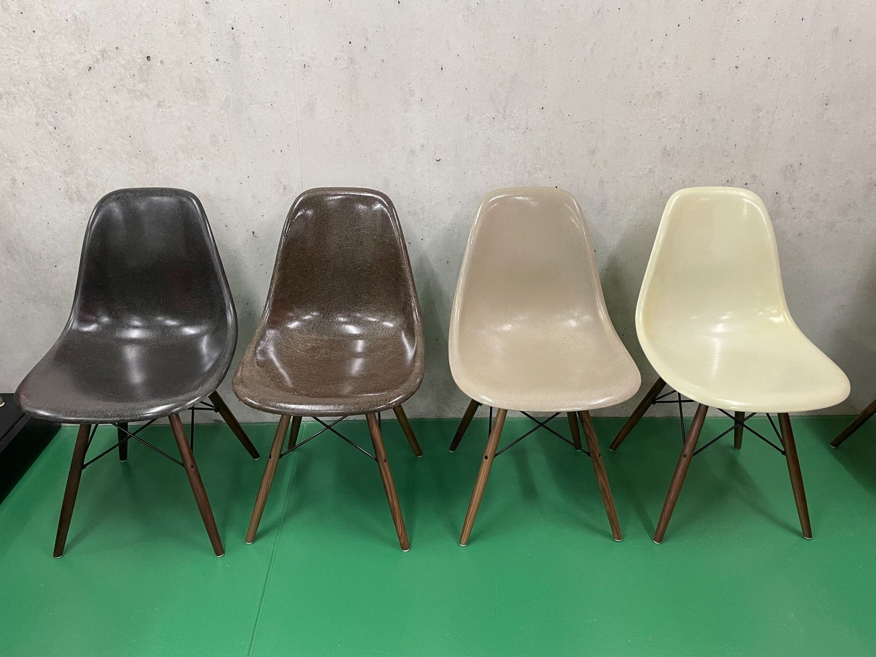 Eames Sedie: Eames Side Chair Ocker light – Usato da ipsach venduto da Latigo 3