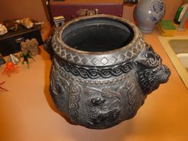 Asiatischer Topf mit Drachenmotive