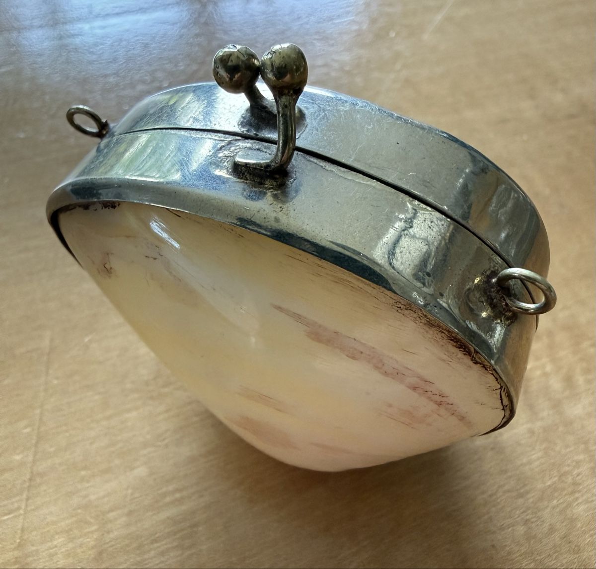 Ciondoli: Pendentif en nacre (réticule) – Usato da Les Bayards venduto da aout 3