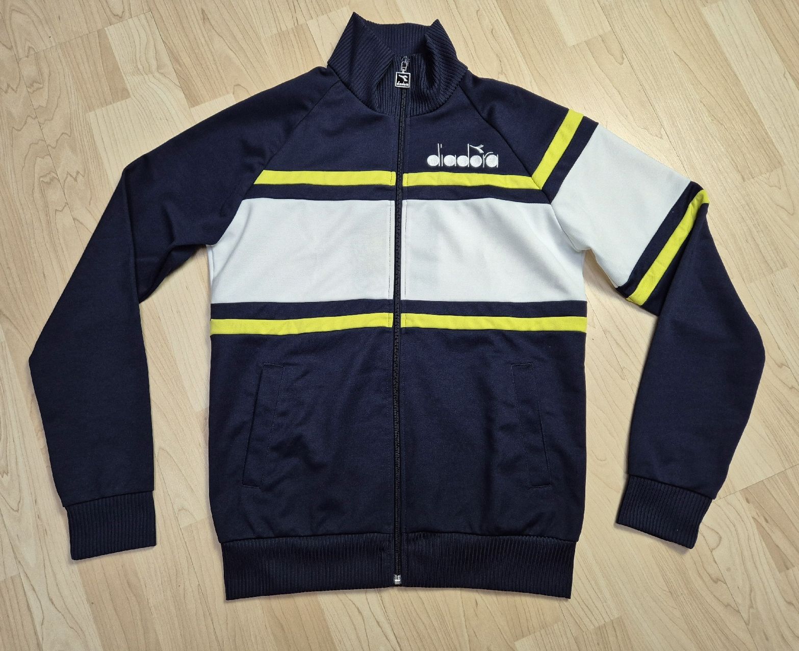 Diadora Giacche: Diadora Trainingsjacke Gr. M retro – Nuovo (secondo la descrizione) da St. Gallen venduto da CaliSunshine
