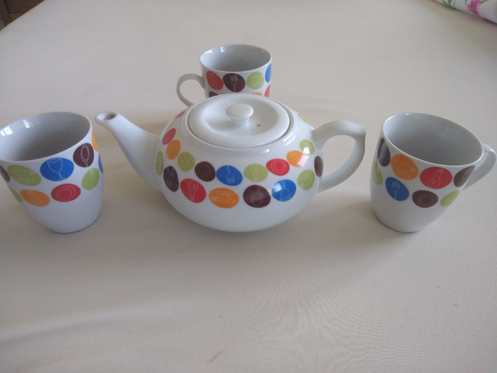 Teiere: Colorful Polka Dot Tea Set: Teapot & 3 Mugs – Usato da Dübendorf venduto da rol_fm6d