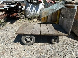 alter Holzwagen