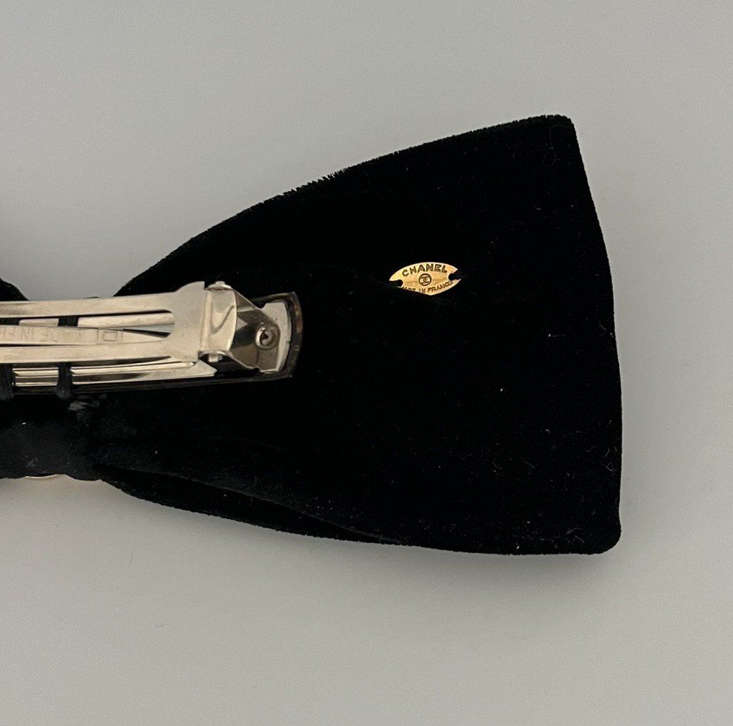 Chanel Accessori per capelli: Chanel Haarspange Samt schwarz – Usato da Wettswil venduto da PeterVoArosa 3