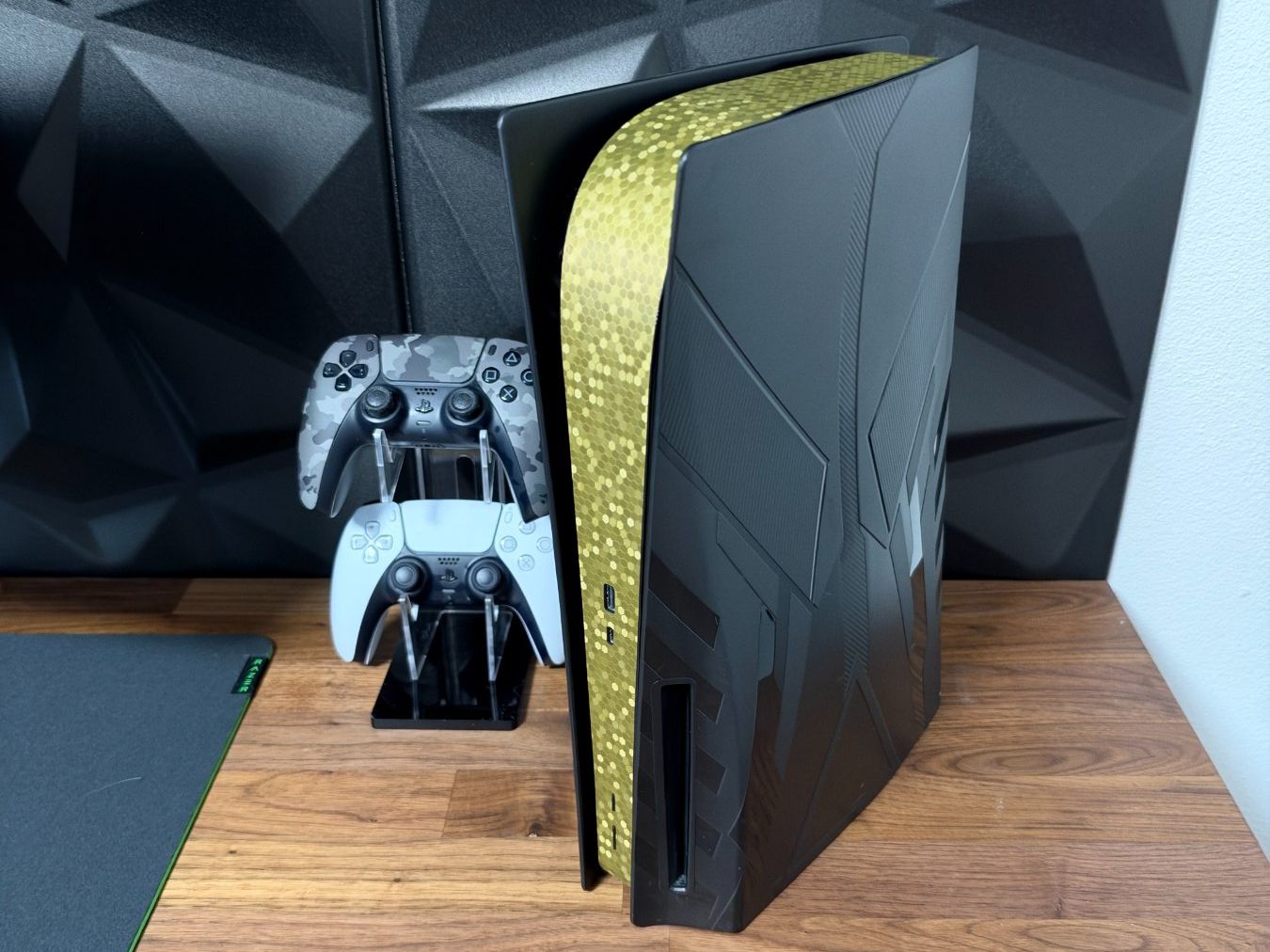 Sony Konsolen: Playstation 5 Disk Edition Schwarz Gold + 2 Controller – Gebraucht aus Haag (Rheintal) von dan_mstvc