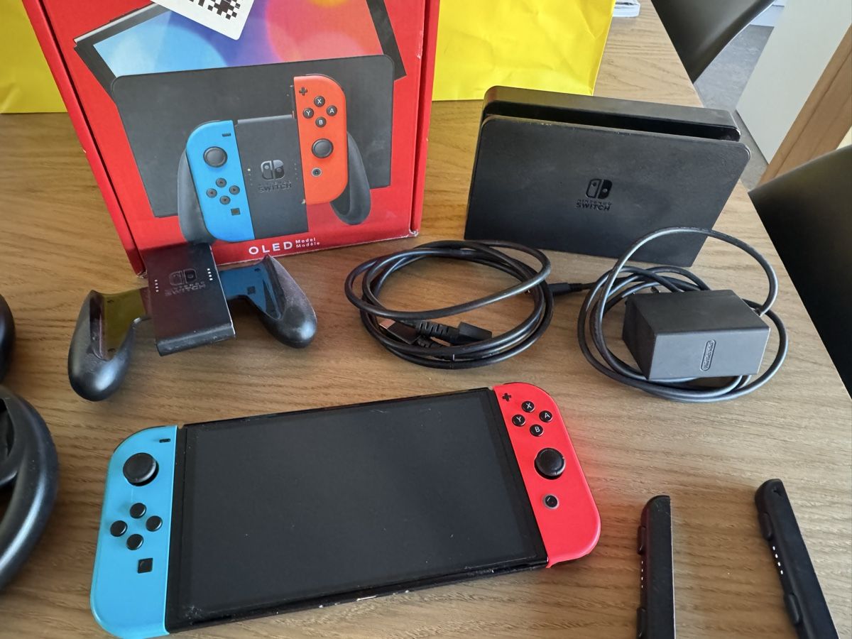 Nintendo Console: Nintendo Switch OLED – Usato da Crissier venduto da rob_5vzx 5