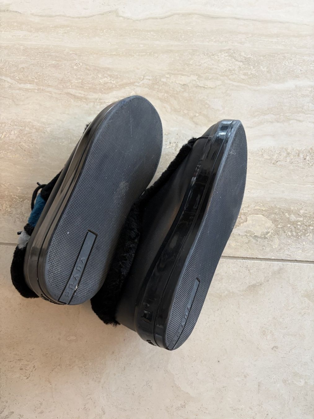 Prada Scarpe da donna: Prada Sneaker Leder Schwarz mit Lammfell – Usato da Kreuzlingen venduto da Jea_luxe 2