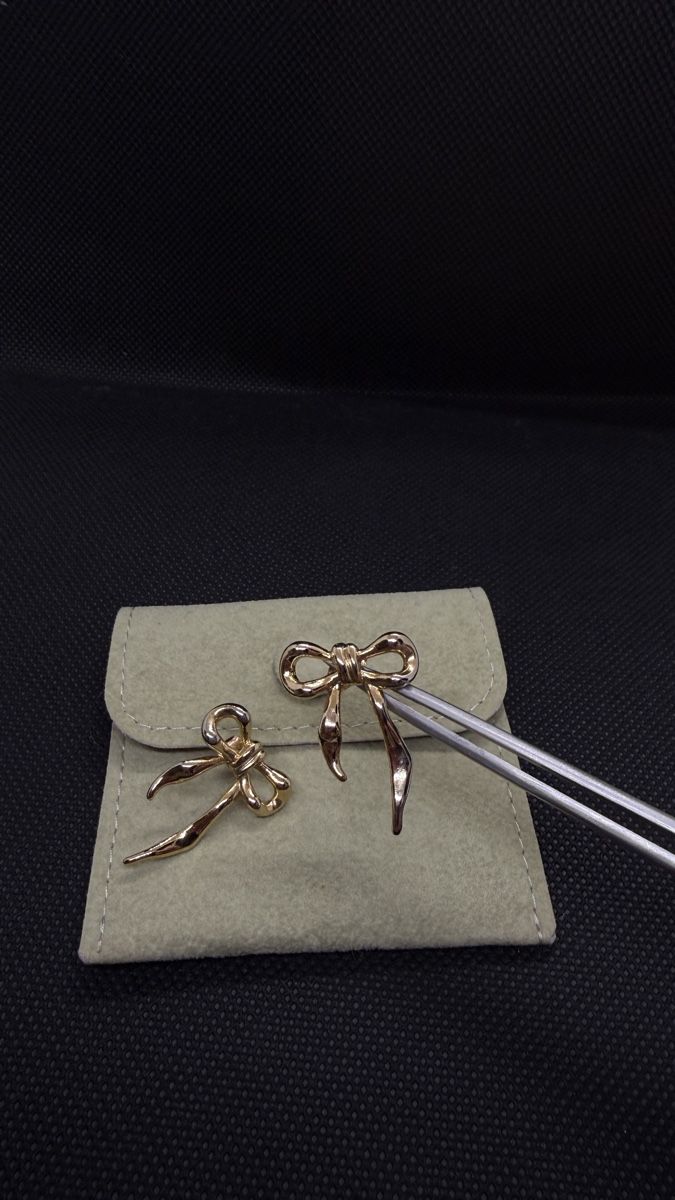 Orecchini pendenti & Orecchini a lobo: Charming Gold Ribbon Earrings - A Timeless Accessory! – Usato da Chur venduto da Madeys 2