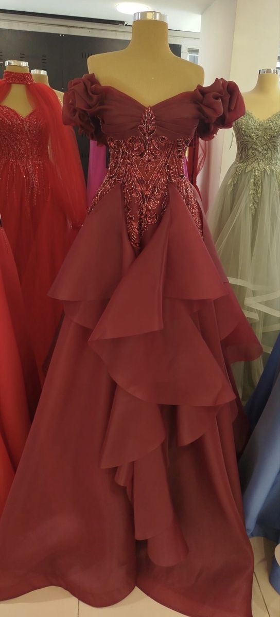 Vestiti: Bordeaux, elegantes Abendkleid mit passendem Schmuck. – Usato da Winterthur venduto da Yuni1 6